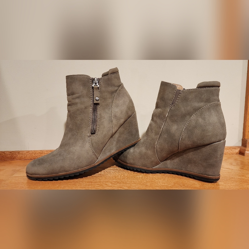 SOUL Naturalizer Gray Ankle Boots with Wedge Heel